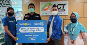 Simbolis Penyerahan Donasi APD tiket.com kepada ACT