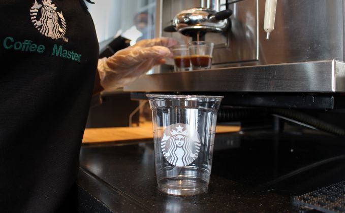 Seluruh Gerai Starbucks di Indonesia  Beralih ke Kemasan Plastik Daur Ulang