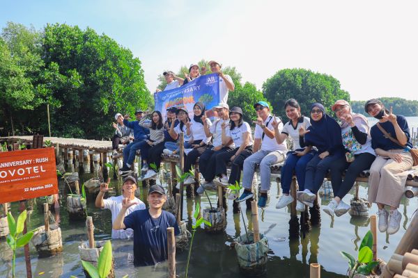 Novotel Jakarta Mangga Dua Square Rayakan HUT ke-19, Tanam Mangrove di Muara Angke